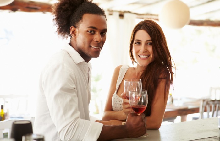 man picking up girl in bar